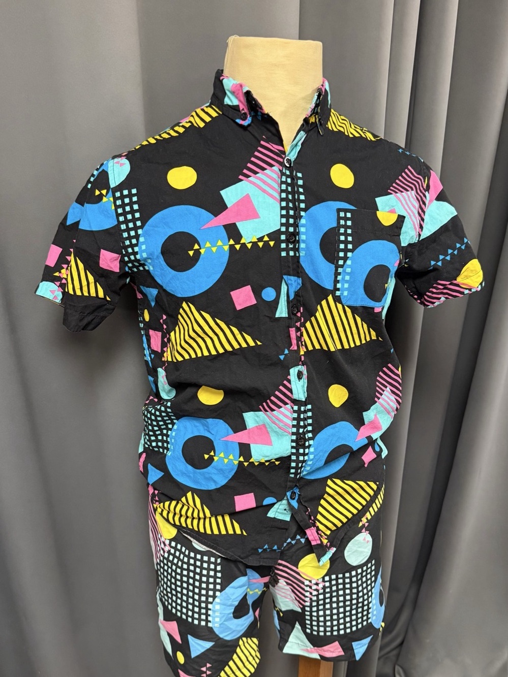 SUPER MASSIVE
Flash SS Button-down and shorts